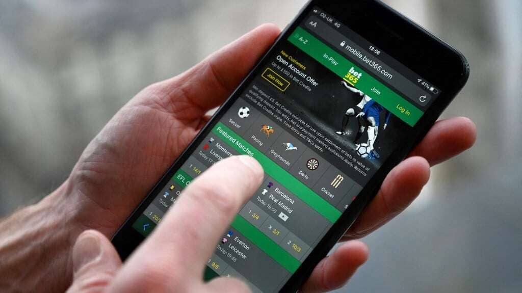 Sport Bet365 app in de handen van een actieve speler.